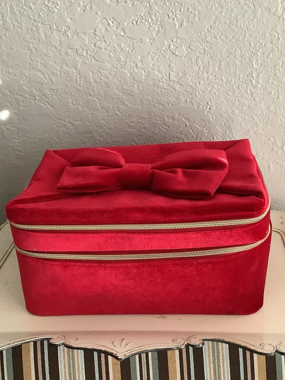 Estee Lauder Red Velvet Bow Travel Cosmetic Case